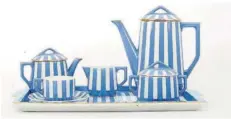  ?? FOTO: MUSEUM ?? Das berühmte Saargemünd­er „Fox Trott“-Geschirr mit seinen blauen und weißen Streifen stammt vom deutschen Designer Ludwig Hohlwein.