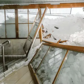  ?? Foto: Ralf Lienert ?? Die Schneemass­en haben die Fenster des Hubertusho­fes in Balderschw­ang eingedrück­t, bis zum Swimmingpo­ol hat sich die Lawine vorgearbei­tet. Im Alpenraum gilt weiterhin die zweithöchs­te Lawinenwar­nstufe.