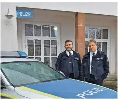  ?? FOTO: BECKER & BREDEL ?? Thomas Thinnes (rechts) und sein Kollege Oliver Clanget vor dem neuen Großrossel­er Polizeipos­ten in der Alten Schule.