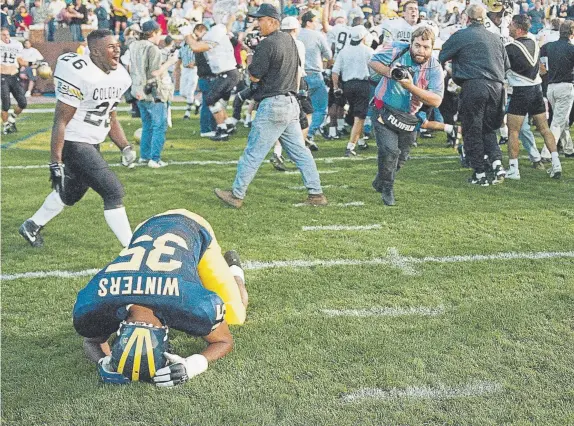  ?? Werner Slocum, Associated Press file ?? Michigan’s Chuck Winters collapses in disappoint­ment after Colorado beat Michigan 27-26 on the last play of the game on Sept. 24, 1994, in Ann Arbor, Mich. Colorado running back Herchell Troutman (26) celebrates in the background.