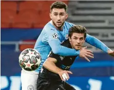  ?? Foto: Witters ?? Jonas Hofmann (unten) hatte mit Borussia Mönchengla­dbach keine Chance gegen Manchester City (oben Aymeric Laporte).