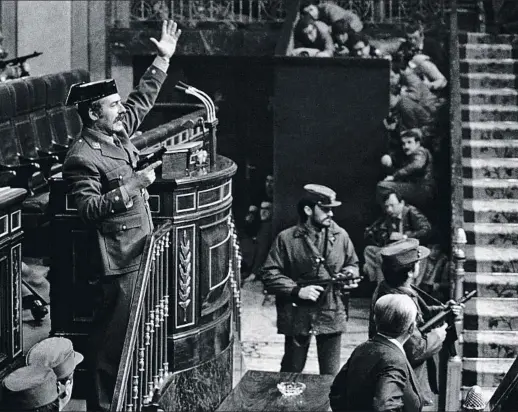  ?? MANUEL P. BARRIOPEDR­O / EFE ?? Historia. La icónica imagen del golpista Antonio Tejero tras irrumpir en la tribuna del Congreso de los Diputados, al grito de “¡Quieto todo el mundo!”. En el juicio, Tejero diría ignorar todavía para qué o para quién hizo aquello.