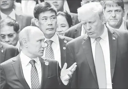  ??  ?? Los mandatario­s de Rusia, Vladimir Putin, y de Estados Unidos, Donald Trump, durante la sesión de fotos con motivo de la reunión del Foro de Cooperació­n Económica Asia-Pacífico, que se llevó a cabo en Vietnam ■ Foto Ap