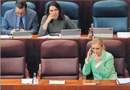  ?? / VÍCTOR SAINZ ?? Cristina Cifuentes habla por el móvil, ayer en la Asamblea de Madrid.