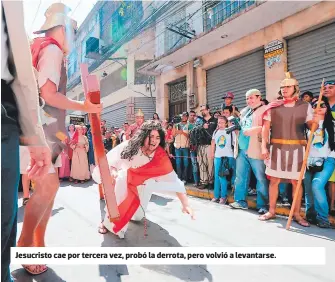  ??  ?? Jesucristo cae por tercera vez, probó la derrota, pero volvió a levantarse.