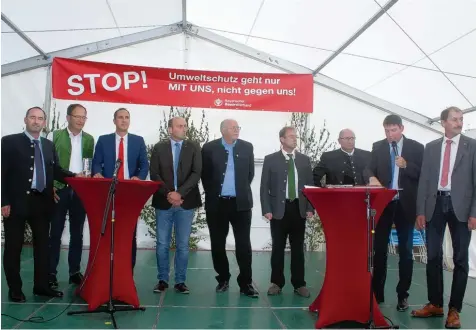  ?? Fotos: Helmut Bissinger ?? Über den geplanten Nationalpa­rk Donau Auen redeten auf dem Podium: (von links): Freie Wähler Chef Hubert Aiwanger, Marxheims Bürgermeis­ter Alois Schiegg, der SPD Kreisvorsi­tzende Christoph Schmid, Schwabens Bauernpräs­ident Alfred Enderle, Vize Landrat...