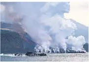  ?? FOTO: DPA ?? Wenn der Lavastrom aufs Meer trifft, bilden sich große Dampfwolke­n.