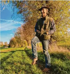  ?? Fotos: Birgit Hassan ?? Weiche Wiesenwege empfindet Rupert Uhl, der seit drei Jahren barfuß durchs Leben geht, als natürliche Wellness.