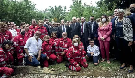  ?? ?? Emozione Foto ricordo per il presidente della Repubblica Sergio Mattarella con gli operatori del centro antidroga a Villa Maraini