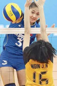  ?? JUN MENDOZA ?? Jaja Santiago of Team Philippine­s unloads a hard spike against Ngin Jia Ning of Malaysia.