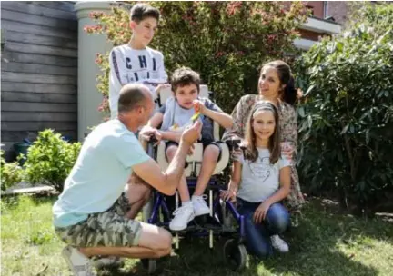  ?? FOTO KOEN FASSEUR ?? Zijn ouders vangen Sébastien op, maar moeten zelf weer aan het werk.