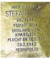  ??  ?? Stolperste­ine im Boden erinnern an Stefan und Friederike Zweig und die zwei Töchter.