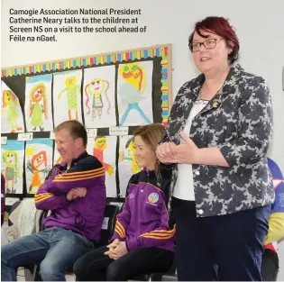  ??  ?? Camogie Associatio­n National President Catherine Neary talks to the children at Screen NS on a visit to the school ahead of Féile na nGael.