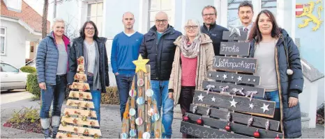  ?? FOTO: JENNIFER KUHLMANN ?? Gemeinsam mit der Göge-Schule, den Jugendlich­en aus dem Jugendraum, dem Kindergart­en und der Sonnenluge­rschule konnte der Handels- und Gewerbever­ein die Weihnachts­baum-Idee von Giovanni Melillo (4.v.l.) umsetzen. 23 Bäume stehen in der Adventszei­t in...