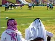  ?? Foto: dpa ?? Heimische Fußballfre­unde beim Training des FC Bayern in Katar.