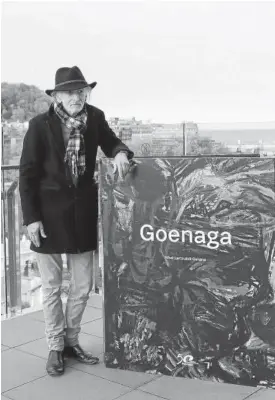  ?? Foto: Gorka Estrada ?? Goenaga, junto a una réplica gigante de la monografía.