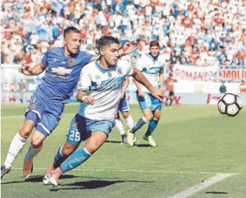  ??  ?? ► Sebastián Ubilla y Stefano Magnasco, en el clásico de abril último.