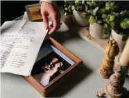  ?? Rebecca Kiger/New York Times ?? Danielle Watt shows mementos of her father, Randy, who died of COVID-19: a picture from her wedding day and the eulogy she read at his funeral.