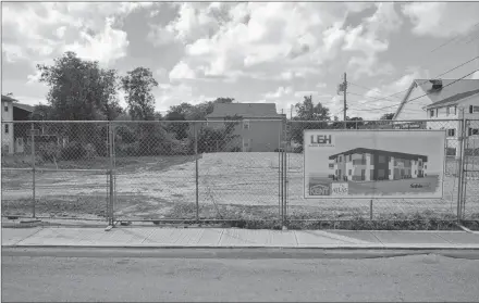  ?? STU NEATBY/SALTWIRE NETWORK ?? The site of a micro-unit apartment complex on Upper Prince. Neighbourh­ood residents were shocked to find that the owner of the property plans on renting to a mix of students and Airbnb tenants.