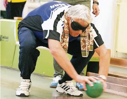  ?? NGZ-FOTO: ANJA TINTER ?? Der Organisato­r des Turniers und gleichzeit­ig Starter in der Schadenskl­asse B1: Hugo Ueberberg bei einem seiner hundert Würfe in Neuss.