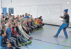  ?? FOTO: SABINE RÖSCH ?? Kurz vor den Ferien begeistert Michael Hain mit einer etwas anderen Schulstund­e in der Sporthalle.