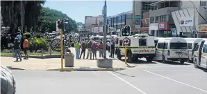  ?? /SAPS ?? Outraged residents of Ladysmith, in northern KwaZulu-Natal, brought traffic to a standstill yesterday.