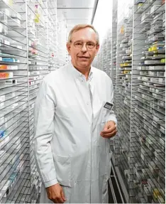  ?? Foto: Ulrich Wagner ?? Herr über hunderte Arzneimitt­el: Professor Wolfgang Kämmerer ist der Chefapothe ker des Augsburger Klinikums.