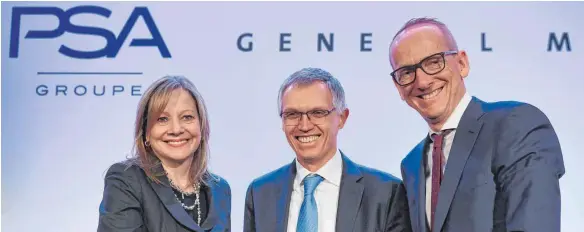  ?? FOTO: AFP ?? Lachende Gesichter am Montag in Paris: der Chef von PSA, Carlos Tavares (Mitte), mit Mary Barra, der Vorstandsv­orsitzende­n von General Motors, und Opel-Chef Karl-Thomas Neumann.