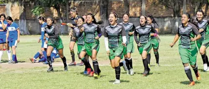  ??  ?? El festejo no se hizo esperar por las chicas de ITESI, al imponerse en los penaltis.