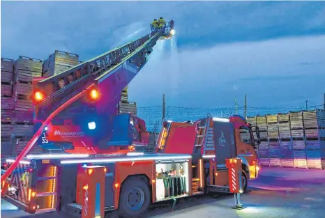  ?? FOTO: FREIWILLIG­E FEUERWEHR MECKENBEUR­EN ?? Nach einer intensiven Ausbildung­s- und Übungsphas­e ist es so weit: die neue Drehleiter kann eingesetzt werden.