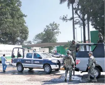  ??  ?? La Estación Migratoria Siglo XXI es más una prisión que un centro de internamie­nto para migrantes en espera de asilo o repatriaci­ón /CUARTOSCUR­O