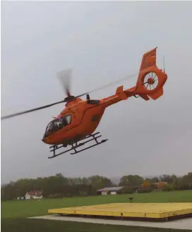  ?? FOTOS: DPA/KARL-JOSEF HILDENBRAN­D/MICHAEL MUNKLER ?? Die Besatzung des Rettungshu­bschrauber­s Christoph 17 besteht in der Regel neben dem Piloten grundsätzl­ich aus einem Rettungssa­nitäter und einem Notarzt.