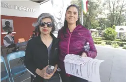  ??  ?? Accesibili­dad. Lourdes Nava y Alejandra Martínez acudieron al Testamóvil, para agilizar el trámite de los documentos para la repartició­n de sus bienes.