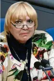  ?? Foto: Pedersen, dpa ?? Grünen-Politikeri­n Claudia Roth steht angeblich auf einer Todesliste von Rechtsextr­emisten.