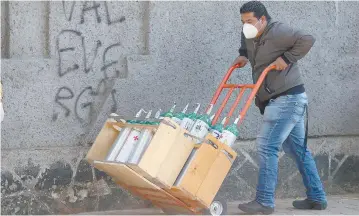  ??  ?? La sobre demanda de tanques de oxígeno debido a la pandemia ha provocado que habitantes de otros estados del País, como Hidalgo o el Estado de México, viajen a la Ciudad de México para intentar conseguir los cilindros.