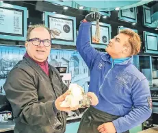  ?? FOTO: HANS-JÜRGEN BAUER ?? Fischhändl­er Willem Gerstenber­g und Sohn Mauritz haben sich eine Stammkunds­chaft erarbeitet.