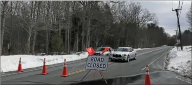  ?? BEN LAMBERT - THE REGISTER CITIZEN ?? Route 72 in Harwinton was closed at the intersecti­on with Locust Road as police investigat­ed a dead body found at a reservoir.