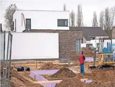  ?? FOTO: TANJA PICKARTZ ?? Am Schellberg in Buchholz werden Bungalows und Häuser gebaut. Die Preise liegen zwischen knapp 400.000 und 450.000 Euro.