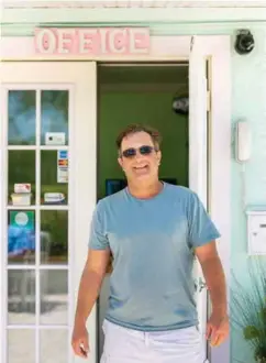  ??  ?? Eric Buehler, ursprungli­gen från Miami, driver Haley’s Motel, ett av få hotell som finns på Anna Maria Island.