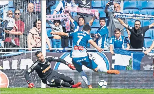  ??  ?? A LA SEGUNDA. Moyà interceptó el tiro de penalti de Gerard, pero el delantero recogió el rechace y cruzó el balón con el pie derecho.