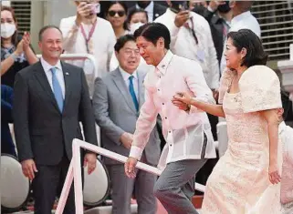  ?? ?? MARCOS JR. Sube al poder ante la mirada del vicepresid­ente chino y del esposo de Kamala Harris.