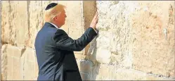  ??  ?? REZO. El presidente deja su deseo en su última visita a Israel.