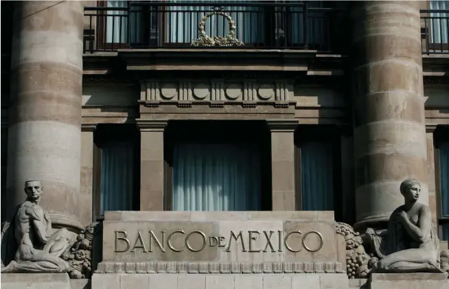  ??  ?? Hacen ajustes. En junio, Banxico elevó 7.75% su tasa de interés de referencia, en un intento por contrarres­tar los efectos del desplome del peso.