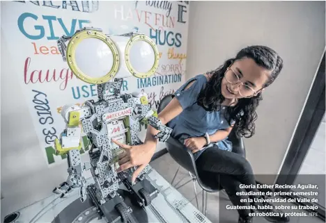  ?? /EFE ?? Gloria Esther Recinos Aguilar, estudiante de primer semestre
en la Universida­d del Valle de Guatemala, habla sobre su trabajo
en robótica y prótesis.