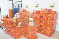  ??  ?? HARGA HEBAT: Llimau mandarin juga dijual di Pasar Raya New World Mart.