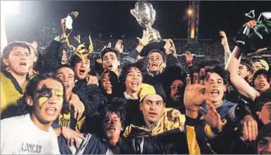  ??  ?? Festejo. El equipo dirigido por Gregorio Pérez celebrando el Quinquenio en el año 1997.