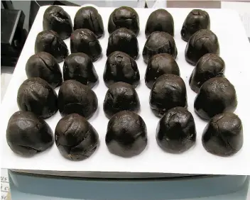 ??  ?? Les agents des services frontalier­s ont découvert 362 g d’opium dans un paquet en provenance de Turquie, la drogue ayant l’apparence de morceaux de chocolat.