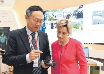  ?? FOTO: SASCHA BAUMANN ?? Xiao Han, Chief Operating Officer von Huawei Enterprise­s und Nicole Hoffmeiste­r-Kraut in der Huawei-Zentrale im südchinesi­schen Shenzhen: ein Konzern im Zentrum einer weltpoliti­schen Auseinande­rsetzung.