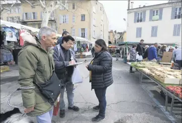  ?? (Photos Frank Muller) ?? Les habitants de Barjols ont été consultés par le maire et ses adjoints, hier matin lors du marché, sur le possible déplacemen­t de la gendarmeri­e vers Cotignac.