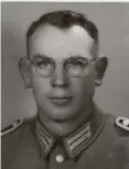  ??  ?? Großvater Bernhard Friedrichs­en (1902-76) in Polizei-Uniform
